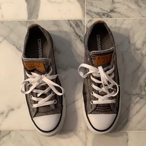 Converse Women’s 9/Men’s 7